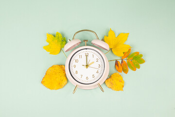 Winter time changeover, end of daylight saving time in autumn, alarm clock fall back switch,...