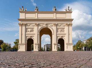 Brandenburger Tor in Potsdam bei blauem Himmel  © dL