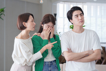 友達を泣かせた男性に怒る女性