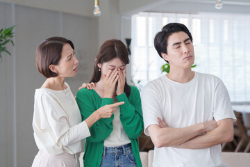 友達を泣かせた男性に怒る女性