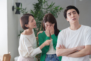 友達を泣かせた男性に怒る女性