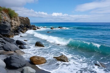 Obraz premium Ocean waves crashing on a rocky beach coast