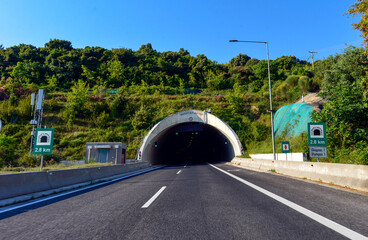 Olympos 1 Tunnel auf der Autobahn Aftokinitodromos 1 / &Alpha;&upsilon;&tau;&omicron;&kappa;&iota;&nu;&eta;&tau;ό&delta;&rho;&omicron;&mu;&omicron;&sigmaf; 8 vor Platamonas in Richtung Athen (Griechenland)	