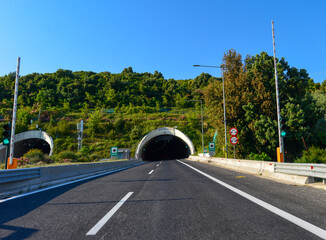 Olympos 1 Tunnel auf der Autobahn Aftokinitodromos 1 / &Alpha;&upsilon;&tau;&omicron;&kappa;&iota;&nu;&eta;&tau;ό&delta;&rho;&omicron;&mu;&omicron;&sigmaf; 8 vor Platamonas in Richtung Athen (Griechenland)	