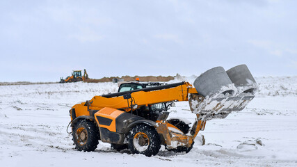 Installation of canalization rings with machine telehandler in winter conditions