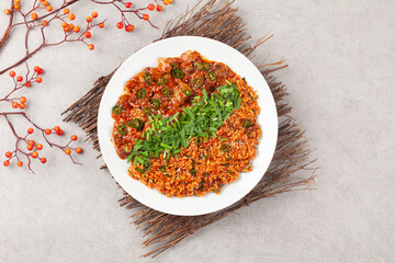 The cockle is a member of the rock clam family. Its shell has fan-shaped ridges. It spawns in September and October and lives in sandy mud.

