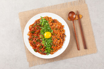 The cockle is a member of the rock clam family. Its shell has fan-shaped ridges. It spawns in September and October and lives in sandy mud.

