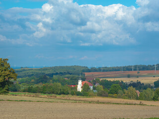 krajobraz wiejski podgórski z kościołem i chmurami © Robert