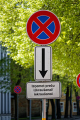 European No Stopping Sign with Plate Izņemot Preču Izkraušanai/Iekraušanai