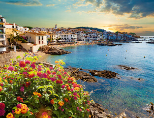 Pueblo costero pintoresco. Calella de Palafrugell, tradicional pueblo pesquero de paredes blancas y un popular destino turístico y vacacional en la Costa Brava, Cataluña, España.