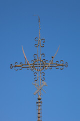 Croix métallique forgée