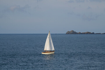 Joli petit voilier en Bretagne © aquaphoto
