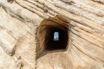 千葉県館山市 沖ノ島の洞窟の入口