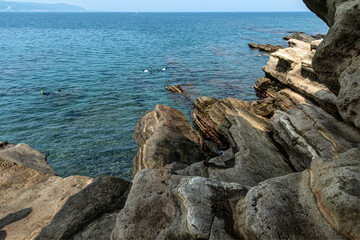 千葉県館山市 夏の沖ノ島の洞窟から見る海