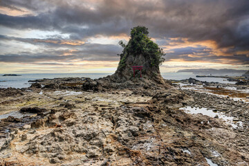 千葉県鴨川市 小湊 鯛の浦に浮かぶ小島「小弁天」