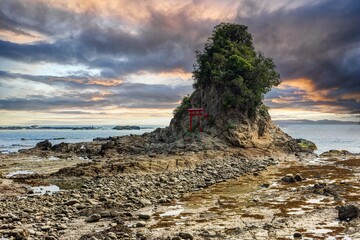千葉県鴨川市 小湊 鯛の浦に浮かぶ小島「小弁天」
