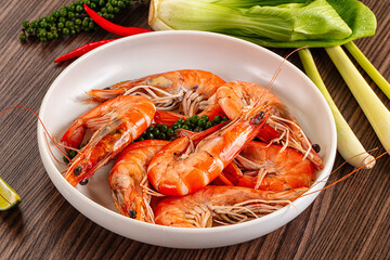 Tasty steamed prawns in the bowl