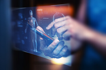 La mano navega el cuerpo digital: interacción médica, datos humanos y tecnología aumentada en tiempo real.Persona usa smartphone con holograma anatómico, interfaz futurista, datos visibles.