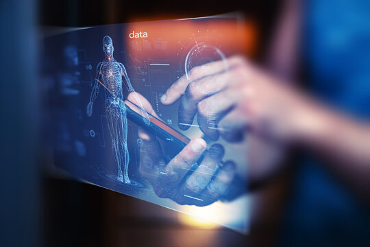 La mano navega el cuerpo digital: interacci&oacute;n m&eacute;dica, datos humanos y tecnolog&iacute;a aumentada en tiempo real.Persona usa smartphone con holograma anat&oacute;mico, interfaz futurista, datos visibles.