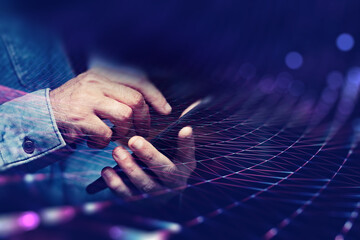 Manos con smartphone, camisa vaquera azul, fondo con líneas digitales rosas, moradas y azules brillantes.La mano activa redes invisibles: interacción móvil, datos digitales y  tecnológia