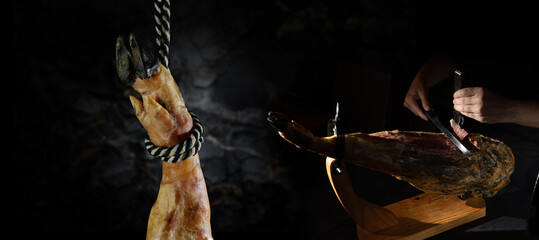 Jamón suspendido y loncheado revela tradición, sabor y elegancia en una composición visual premium. Jamón ibérico colgado con cuerda, fondo negro, lonchas visibles, textura roja, producto iberico