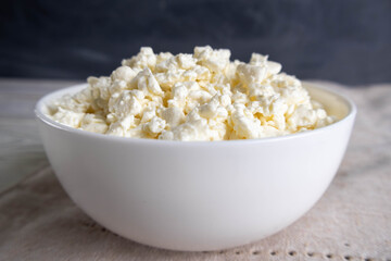 білий домашній сир у білій мисці