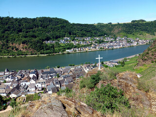 Aussicht auf Alken (vorne) und Kattenes an der Untermosel von den Wanderwegen Moselsteig und...