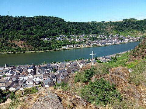Blick von einem Aussichtspunkt in der N&auml;he der Burg Thurant auf Alken, Kattenes und die Mosel im Landkreis Mayen-Koblenz in Rheinland-Pfalz.