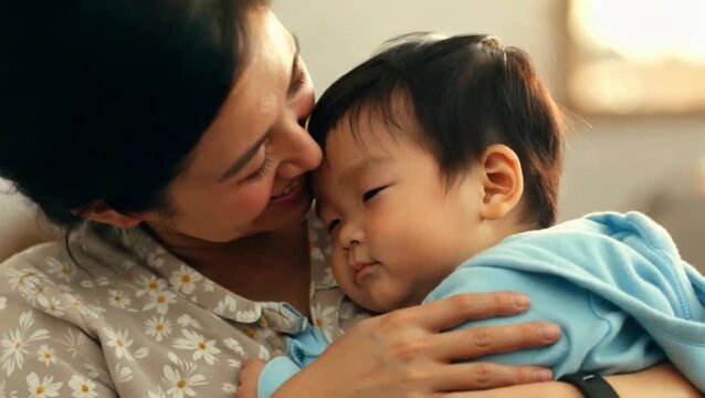 Joven madre abrazando a su hijo con amor