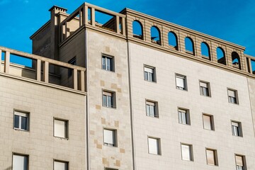 Obraz premium A residential building with blue sky and window facade in the city.