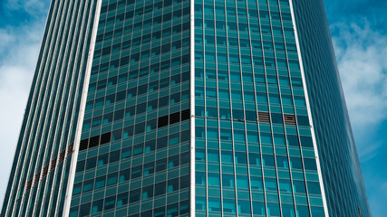 Obraz premium mirrored windows of the facade of an office building 