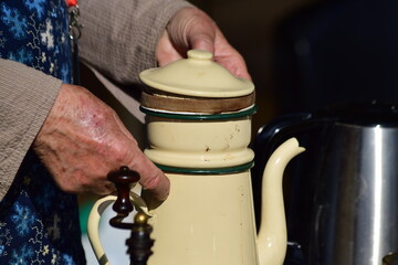 La femme avec sa cafeti&egrave;re et son moulin &agrave; caf&eacute; &agrave; l'ancienne