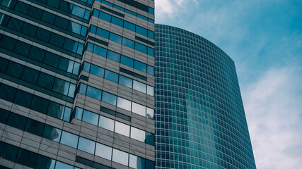 Obraz premium mirrored windows of the facade of an office building 
