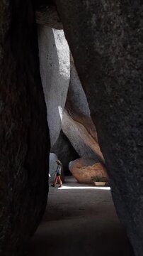 mulher caminhando enfre forma&ccedil;&otilde;es rochosas no geoparque serid&oacute;, em cero cor&aacute;, rio grande do norte