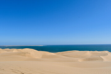 Dune e oceano in namibia a Sandwich Harbor