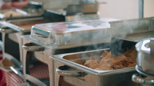 Chilaquiles en servicio de catering caliente