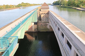 Blick auf das größte Doppel-Wasserstraßenkreuz der Welt bei Minden in Nordrhein-Westfalen