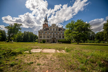 Naklejka premium Abandoned Mansion Luxury Palace Castle Interior with Vintage Architecture and Decay