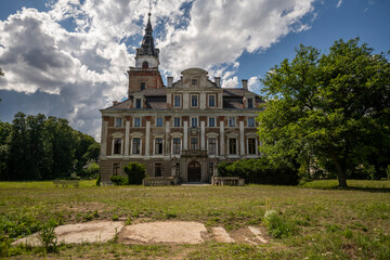Fototapeta premium Abandoned Palace Interior with Vintage Architecture and Decay