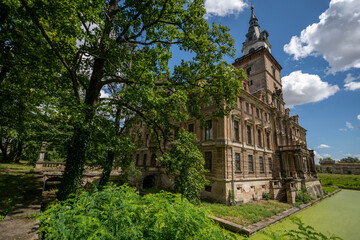 Fototapeta premium Abandoned Palace Interior with Vintage Architecture and Decay