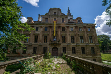 Obraz premium Abandoned Palace Interior with Vintage Architecture and Decay