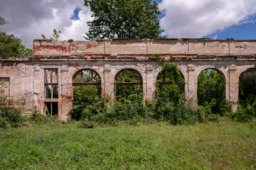 Obraz premium Abandoned Palace Interior with Vintage Architecture and Decay