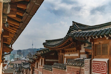 Quartier de Bukchon avec la tour de Namsan au loin, Séoul, Corée du sud, Asie © luananasse