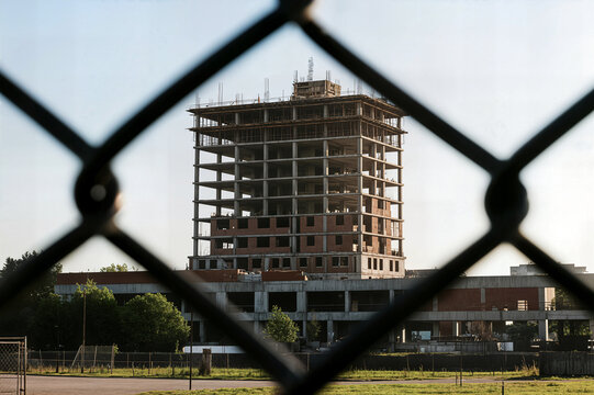 closed construction site bankrupt builder concept concepto de obra cerrada y constructor en quiebra chantier ferm&eacute; concept de constructeur en faillite