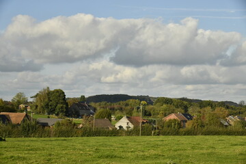 Obraz premium Ciel gris au dessus d'un environnement champêtre à Écaussinnes-d'Enghien (Soignies)