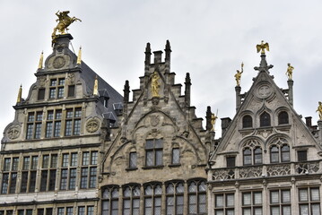 Fototapeta premium Les frontons de maisons de corporation à la Grand-Place (Grote Markt) d'Anvers (Antwerpen)