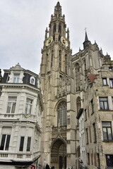 Fototapeta premium L'imposante tour de style gothique de la cathédrale Notre Dame d'Anvers (Antwerpen)