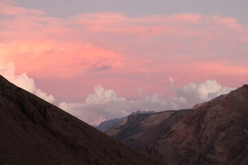 Atardecer, cielo, nubes, horizonte, cielo de colores, montaña, paisaje, postal, paraíso, ensueño, naturaleza.