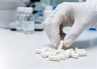 Laborat&oacute;rio de analise clinicas e produ&ccedil;&atilde;o de medicamentos, farm&aacute;cia de manipula&ccedil;&atilde;o. Cientista trabalhando em pesquisa