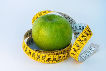 ma&ccedil;&atilde; com fita m&eacute;trica enrolado